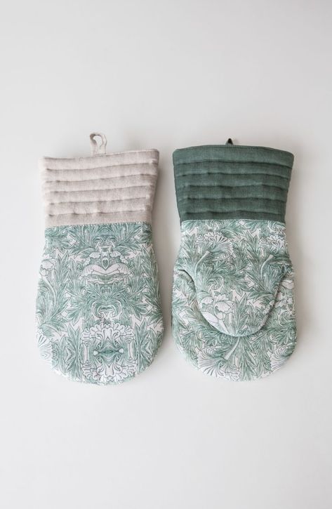 Beautiful, sustainable Linen Oven Mitt that features vintage tulip print and a small loop that will let you hang it. Fits both hands! Environmentally friendly, made from natural linen, with heat-insulating padding inside. Green Oven, Vintage Oven, Cooking Gloves, Oven Mittens, Linen Kitchen, Tulip Print, Kitchen Gloves, Oven Mitt, Oven Mitts