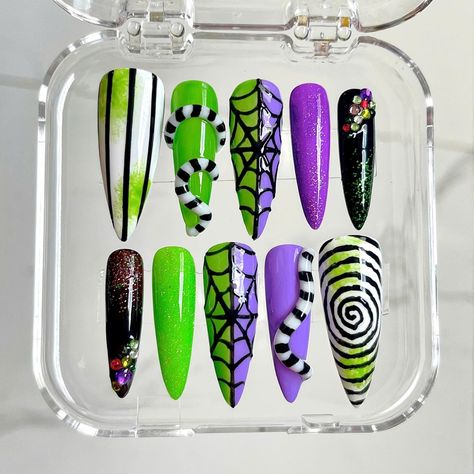 Get ready for Halloween with our personalized Beetle Juice press on nails! These trendy stick-on nails are perfect for making a spooky statement, available in short and long options. Reusable and easy to apply, they're the ideal custom fake nails for a bewitching look. 🌸Thank you for supporting my small business.🌸 You can reuse all the nails you purchased from us multiple times, if you handle them with care 📦𝐖𝐡𝐚𝐭 𝐜𝐨𝐦𝐞𝐬 𝐰𝐢𝐭𝐡 𝐲𝐨𝐮𝐫 𝐩𝐫𝐞𝐬𝐬 𝐨𝐧 𝐧𝐚𝐢𝐥 𝐤𝐢𝐭? 10 𝘯𝘢𝘪𝘭𝘴 Battle Juice Nails, Nettle Juice Nails, Small Halloween Nails, Nail Ideas Halloween Easy, Halloween Nails Tim Burton, Sandworm Nails, Beetlejuice Inspired Nails, Bettel Juice Nail, Beetle Juice Nails Acrylic