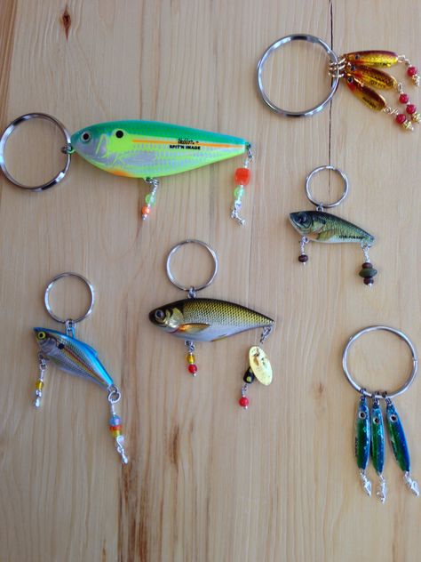 Fishing lure keychains Gifts For Boyfriend Hunting, Diy Christmas Gifts For Boyfriend, Saltwater Fishing Lures, Diy Fishing Lures, Trout Fishing Tips, Bass Fishing Tips, Fish Jewelry, Fishing Diy, Fish Crafts