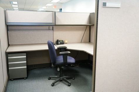 15 Tips for Upping Your Cubicle’s Feng Shui - Goldtouch Cubicle Privacy Ideas, Decorating Office Cubicle, Decorating Cubicle At Work, Work Cubicle Decor Ideas, Cubicle Decor Office Work Spaces, Cubicle Style, Modern Office Cubicle, Office Cubicle Design, Work Cubicle Decor