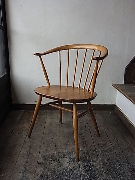 Ercol windsor chair | taken by Daisuke Kimura | lotus-coop | Flickr Wooden Chair Plans, Ercol Chair, Ercol Furniture, Architecture Decoration, Kursi Bar, Windsor Chair, Art Interior, Antique Chairs, Interior Home