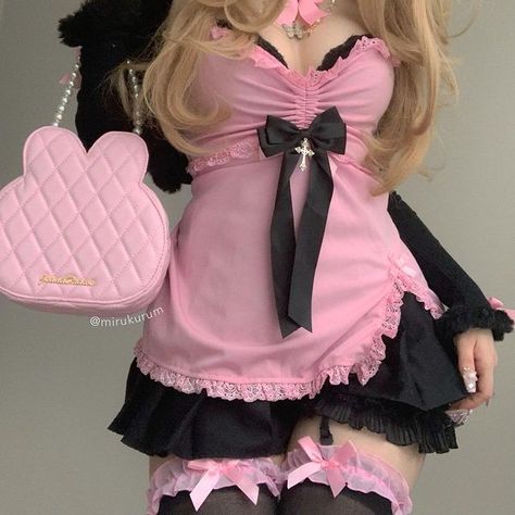 Pink Goth Outfits, Draculaura Aesthetic Outfit, Pink And Black Goth, Himekaji Outfits, Y2k Outfits Pink, Alt Y2k, Dollette Coquette, Pastel Goth Outfits, Pink Goth