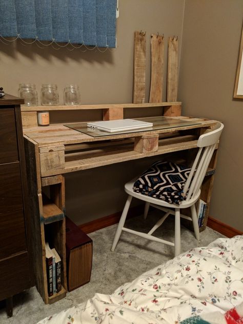 Pallet Wall Desk, Diy Desk Pallet, Desk Made Out Of Pallets, Desk Made From Pallets, Pallet Desk Diy Simple, Pallet Computer Desk, Pallet Wood Desk, Western Desk Ideas, Desk Out Of Pallets