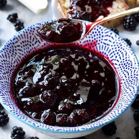 Preserve the Summer in the form of delicious blackberry jam to enjoy on toast, pancakes, in porridge & more. Quick and easy, small batch & no pectin recipe that is perfect for using up those foraged berries! Blackberry Jam No Pectin, Easy Blackberry Jam, Blackberry Jelly Recipe, Blackberry Jam Recipe, Pectin Recipes, Fruit Jam Recipes, Blackberry Jam Recipes, Blackberry Recipes, Jelly Recipe