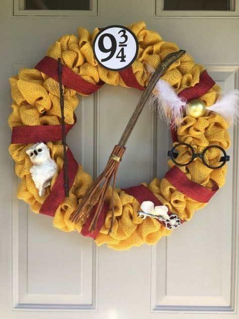 Zauberhafte Harry Potter Bastelideen Türkranz Harry Potter Wreath, Harry Potter Weihnachten, Harry Potter Christmas Decorations, Harry Potter Ornaments, Harry Potter Christmas Tree, Harry Potter Classroom, Harry Potter Bedroom, Festa Harry Potter, Anniversaire Harry Potter