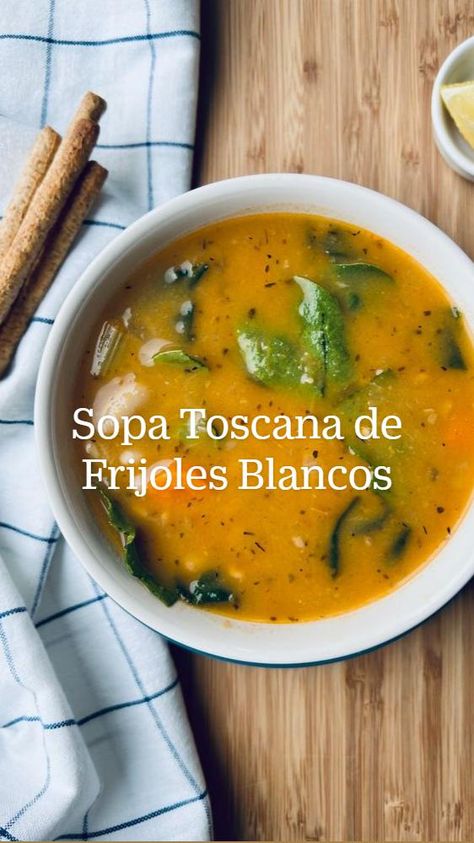 Esta sopa es una delicia, llena de proteínas y nutrientes y gracias a los frijoles blancos te deja sintiéndote satisfecho después de tomarla. Perfecta para el almuerzo o la cena. Vegetariana, vegana, sin gluten y está lista en 30 minutos.


 • Frijoles cannellini*,  escurridos y enjuagados
 • Cebolla amarilla finamente picada
 • Ajo picados
 • Aceite de oliva
 • 2 zanahorias grandes peladas y picadas
 • Apio cortado en cubitos
 • Vino blanco*
 • Espinacas
 • Caldo de verduras*
 • Pasta de tomate
 • Sal y pimienta
 • Condimento italiano
 • Hojas de laurel
 • Tomillo seco
 • Orégano seco Sopa Toscana, Sin Gluten, Pasta