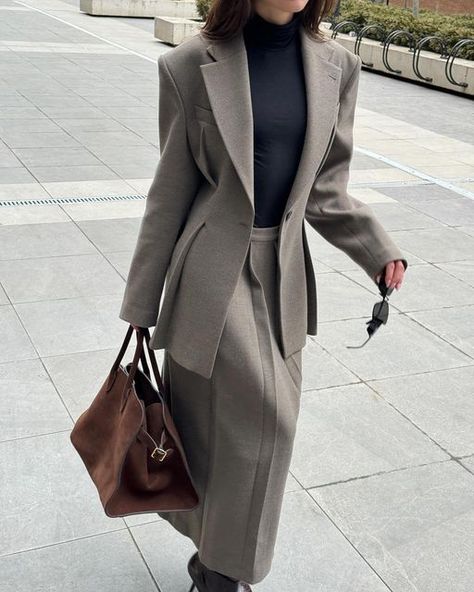 S T U D I O R. on Instagram: "Can't get enough of this color. #studioR" Pleated Blazer, Lady Office, Y2k Summer Outfits, Spring Trends Outfits, Summer Holiday Outfits, Cotton Long Dress, Coat For Women, Long Sleeve Jacket, Chic Sweaters