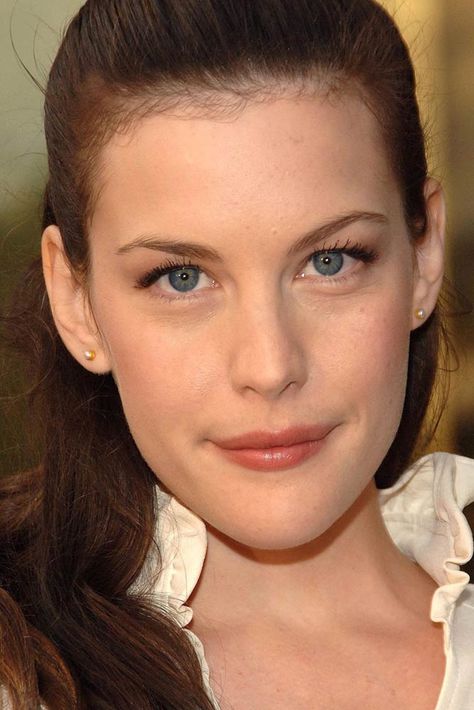 Liv Tyler With Oblong Face Shape #oblongface #livtyler #celebrity  Face shapes guide: oval, oblong, diamond, square, heart face types.  #faceshapes #celebrityfaceshapes #howtoknowyourfaceshape Women With Oval Face Shape, Oval Face Models, Celebrities With Long Faces, Hair For Rectangle Face Shape, Oblong Face Makeup, Oval Face Celebrities, Shape Project, Face Symmetry, Oval Face Makeup