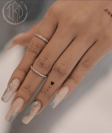 Side Finger Tattoos, Finger Tattoo Ideas, Cute Finger Tattoos, Tato Minimal, Small Finger Tattoos, Finger Tattoo For Women, Hand Tattoos For Girls, Hand And Finger Tattoos, Pretty Hand Tattoos