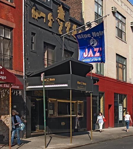 The Blue Note Jazz Club, NYC saw John Scofield there it was awesome. drank a beer they had sitting out from the cooler bc all I had was a five spot so they chilled it for a little minute for me and let it get cold, it was great. John Scofield is one of the best Jazz Guitarists around. I was lucky to have caught him, bc a few of his albums I had liked for a long time b4 that. Jazz Club New York, Blue Note Jazz Club, Walking Nyc, Blue Note Jazz, Jazz Posters, New York View, Jazz Clubs, Classic Jazz, Visit New York City