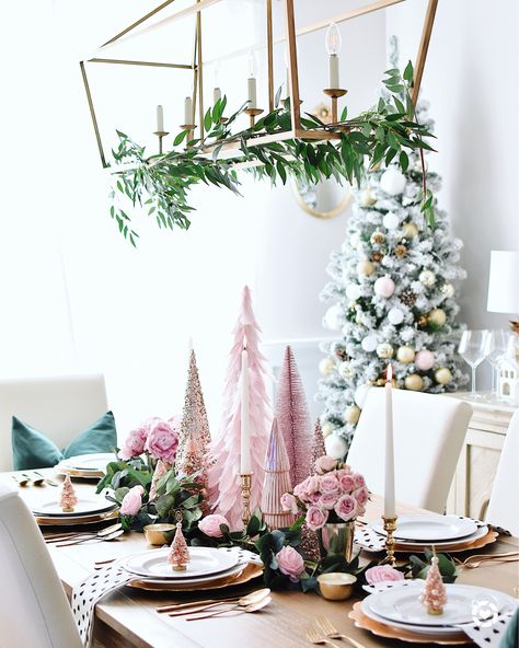 A pink Christmas tablescape with gold scalloped chargers is sure to please at your Christmas dinner!! Pink Christmas Tablescapes, Pink Christmas Table Decor, Pink Christmas Table Setting, Christmas Table Set Up, Pink Christmas Table, Christmas Dining Table, Christmas Table Decor, Pink Xmas, Pink Christmas Decorations