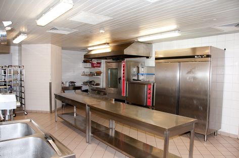 The Commercial Kitchen - What Goes Where and Why Commercial Grade Kitchen, Commercial Kitchen Design For Home, Small Commercial Kitchen Design, Large Kitchen Ideas, Commercial Kitchen Layout, Small Commercial Kitchen, Brewery Ideas, Commercial Style Kitchen, Working Kitchen