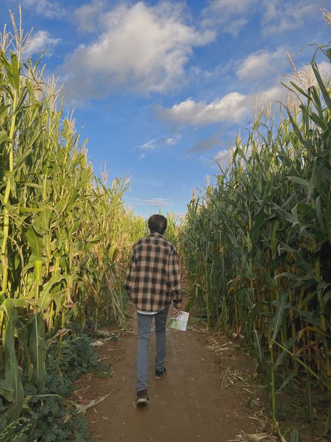 Pumpkin patch, blue skys, boyfriend, walking, boyfriend walking, aesthetic, corn, corn maze, corn maze aesthetic, love #pumpkinpatch #cornmaze #aesthetic #october #halloween #fall #boyfriend October ideas #datenight #datenightideas #dateideas #cutedatenight #cutedateideas Halloween Corn Maze Aesthetic, Hayride Aesthetic, Farm Boy Aesthetic, Corn Maze Aesthetic, Pumpkin Patch Picture Ideas, Maze Aesthetic, Fall Boyfriend, Aesthetic October, Walking Aesthetic