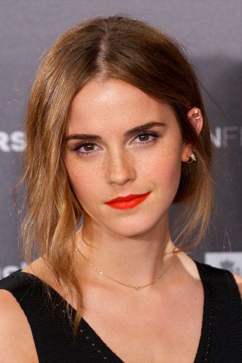 Emma Watson Makeup, Emma Watson Hair, Pixie Crop, Emma Watson Style, Bright Lips, Romantic Hairstyles, Celebrity Faces, Beauty Influencer, Jolie Photo