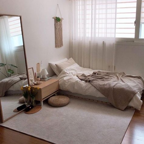 Minimalist Bedroom Decor, Small Bedroom Decor, Minimalist Room, Teen Bedroom Decor, Room Design Bedroom, Small Room Bedroom, Simple Bedroom, Room Inspiration Bedroom, Room Ideas Bedroom