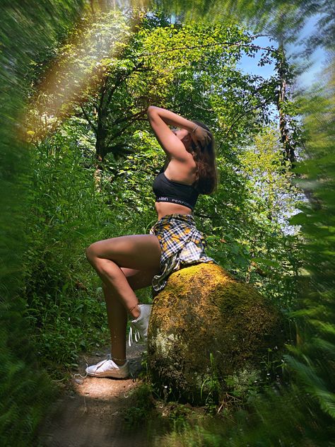 Trail Photoshoot Ideas, Outdoor Selfie Ideas, Outdoorsy Photo Shoot, Trail Photoshoot, How To Pose On A Hike, Hiking Photography Ideas, Hiking Photoshoot Ideas, Hiking Trail Photoshoot, Hiking Picture Ideas Instagram