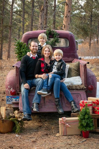 Wintery family holiday photos with vintage truck Old Truck Photography, Outdoor Christmas Photos, Tree Farm Photo Shoot, Christmas Mini Shoot, Fall Photo Props, Christmas Tree Farm Photos, Family Christmas Photos, Vintage Truck Christmas, Family Holiday Pictures