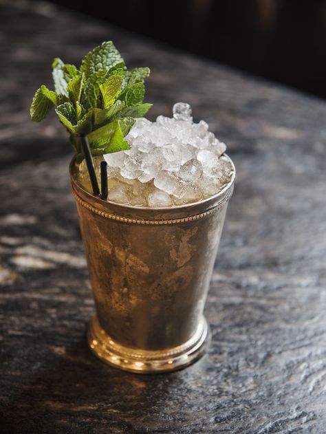 75 Classic Cocktails On The Menu The Year You (And Your Ancestors) Were Born - ELLEDecor.com Popular Bar Drinks, Mint Julip, Mint Julep Cocktail, Julep Recipe, Mint Julep Recipe, Mint Sugar, American Cocktails, Mint Simple Syrup, Simple Syrup Recipes