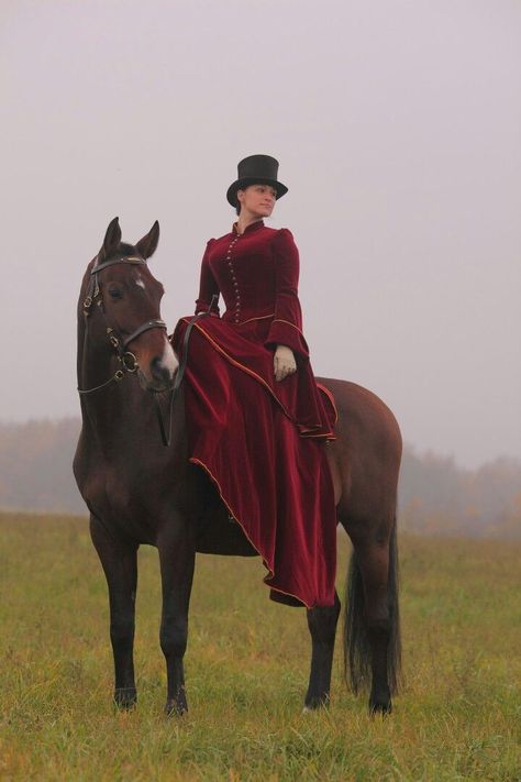 Side saddle Equestrian Costume, Sidesaddle Riding, 1800s Dresses, Look Gatsby, Horse Clothing, Riding Skirt, Vintage Equestrian, Riding Habit, Riding Clothes