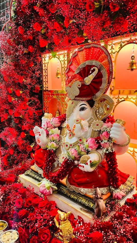 Mini Ganpati Decoration, Ganpati Idol Decoration, Ganesh Chaturthi Snap, Ganpati Murti Decoration, Terrace Party Ideas, Ganeshji Decoration, House Mandir, Ganpati Flower Decoration, Flower Decoration For Ganpati