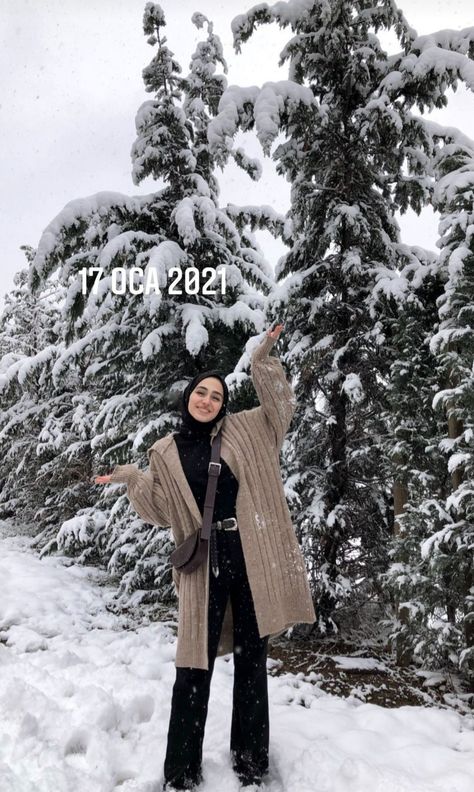 Hijabi Fashion Winter, Winter Fasion, Winter Inspo Outfits, Outfit Ideas Hijab, Kashmir Trip, Black And Purple Wallpaper, Outfits Muslim, Winter Travel Outfit, Modern Hijab Fashion