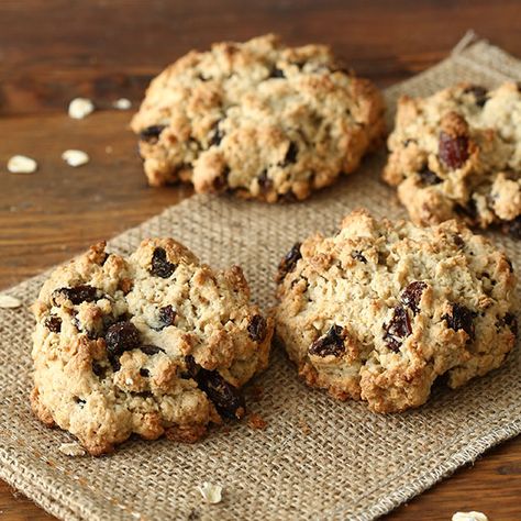 Vanishing Oatmeal Raisin Cookies Recipe | Quaker Oats Puding Pisang, Vanishing Oatmeal Raisin Cookies, Cookie Recipes Oatmeal Raisin, Energy Bites Recipes, Quaker Oats, Lunchbox Treats, Oats Quaker, Oatmeal Cookie Recipes, Best Oatmeal