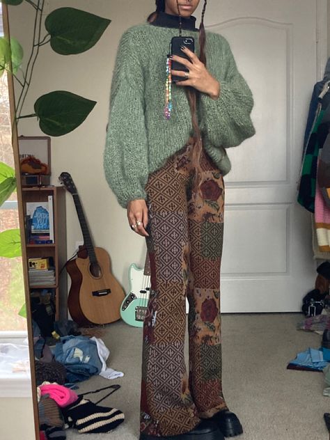 Boho Oversized Outfit, Groovy Winter Outfits, New Age Aesthetic Outfit, Fun Fall Outfits For Women, Cold Boho Outfits, Earthy Girl Winter Outfits, Boho Cold Weather Outfits, Boho Sweater Outfit, Quirky Fall Outfits