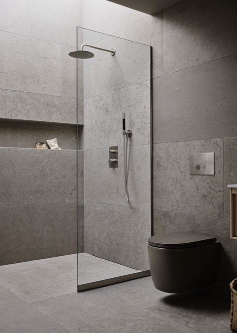 Grey Minimalist Bathroom, Grey Washroom Ideas, Bathroom Chrome Fixtures, Light Grey Bathroom Ideas, Light Gray Bathroom, Modern Bathroom Design Grey, Light Grey Bathroom, Grey Bathroom Ideas, Grey Bathroom Interior