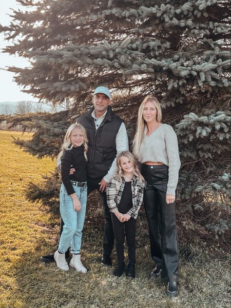 Family Holiday Outfits, Christmas Card Outfits, Flare Leggings Outfit, Cream Outfit, Winter Outfits For Girls, Leather Pants Outfit, Family Photo Outfits, Flare Leggings, Photo Outfit