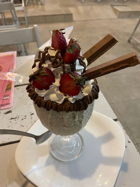 Chocolate Milkshake Aesthetic, Desert Aesthetic Food, Doce Aesthetic, Milkshakes Aesthetic, Parfait Aesthetic, Date Milkshake, Food Instagram Aesthetic, Milkshake Aesthetic, Chocolate Parfait