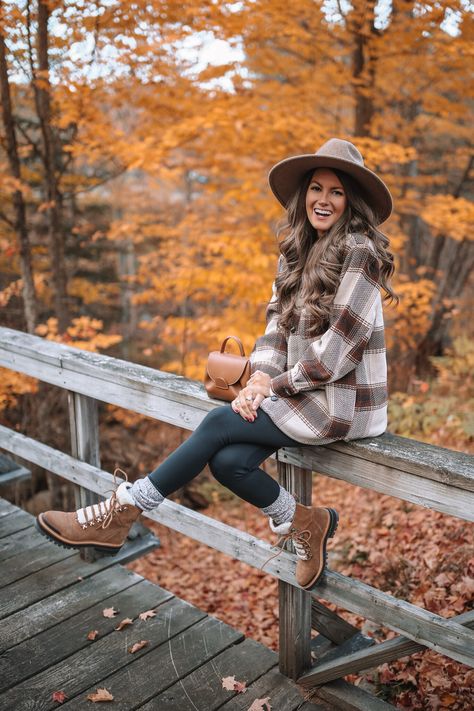 This boots are cute enought to wear into town and sturdy enough for a hike! 10/10 Christmas Play Outfit Women, Wander Outfit, Portret Feminin, Fall Pics, 2023 Outfits, Hiking Outfit Fall, Hiking Outfit Women, Hiking Outfit Winter, Fall Photo