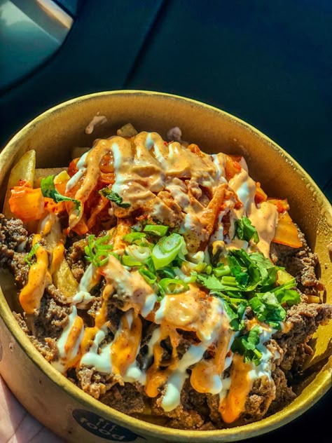 French fries topped with bulgogi, kimchi, green onions, cilantro drizzeled with sriracha mayonnaise 😋 Korean Loaded Fries, Bulgogi Nachos, Kimchi Fries, Bulgogi Fries, Loaded Fries Food Truck, Street Fries, Fusion Foods, Asian Loaded Fries, Fries With Toppings