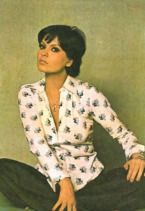 Indian Retro, Zeenat Aman, Bollywood Retro, Bollywood Pictures, Retro Bollywood, Bollywood Outfits, Retro Images, Vintage Icons, Vintage Bollywood