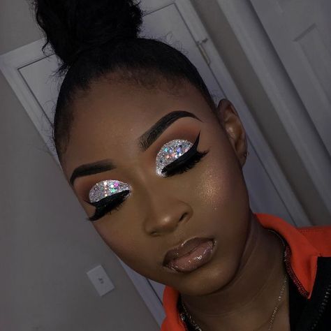 youtube: Zakia Chanell  pinterest: elchocolategirl instagram: elchocolategirl  snapchat: elchocolategirl Silver Makeup Looks, Eye Makeup Cut Crease, Birthday Makeup Looks, Maquillage On Fleek, Glitter Makeup Looks, Silver Makeup, Birthday Makeup, Glitter Eye Makeup, Beauty Make-up