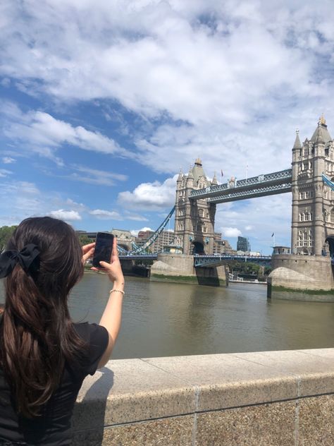 london europe paris london bridge picture post inspo London Poses, Millennium Bridge London, Photoshoot London, New Dp, Millennium Bridge, London Dreams, London Baby, London Restaurants, London Bridge