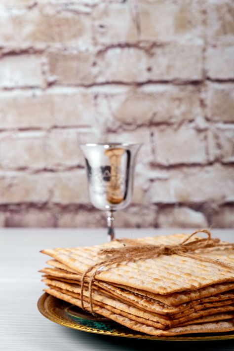 Passover Aesthetic, Passover Table Decorations, Passover Food, Jewish Bread, Jewish Passover, Jewish High Holidays, Passover Holiday, Passover Table, Happy Passover