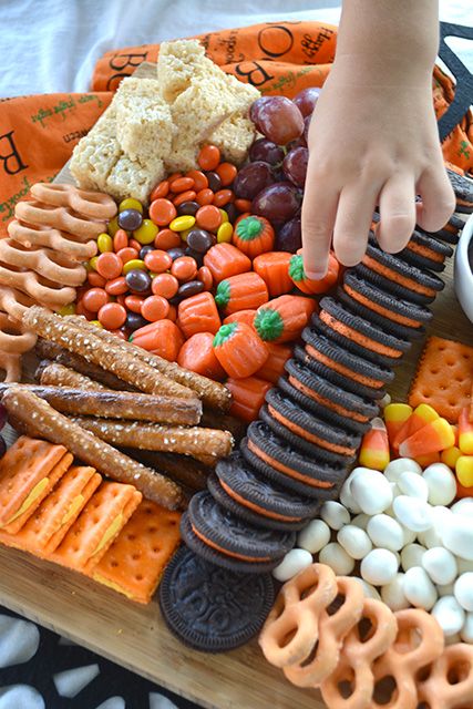 Fairy Themed Charcuterie Board, Fall Charcuterie Board Kids, Fall Candy Charcuterie Board, Fall Charcuterie Board Dessert, Fall Dessert Charcuterie Board, Halloween Sweet Snacks, Dessert Charcuterie Board Fall, Halloween Dessert Charcuterie Board, Halloween Candy Charcuterie Board