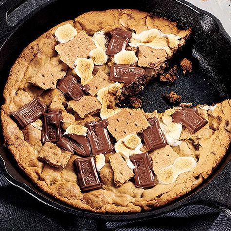 Chocolate, marshmallow and graham crackers are all here, but with a twist. This cast iron skillet recipe combines them to create a giant s’mores skillet cookie. Shareable Desserts, Hershey Recipes, Iron Skillet Recipes, Skillet Cookie, Cast Iron Skillet Recipes, S'mores, Skillet Meals, Köstliche Desserts, Cast Iron Skillet