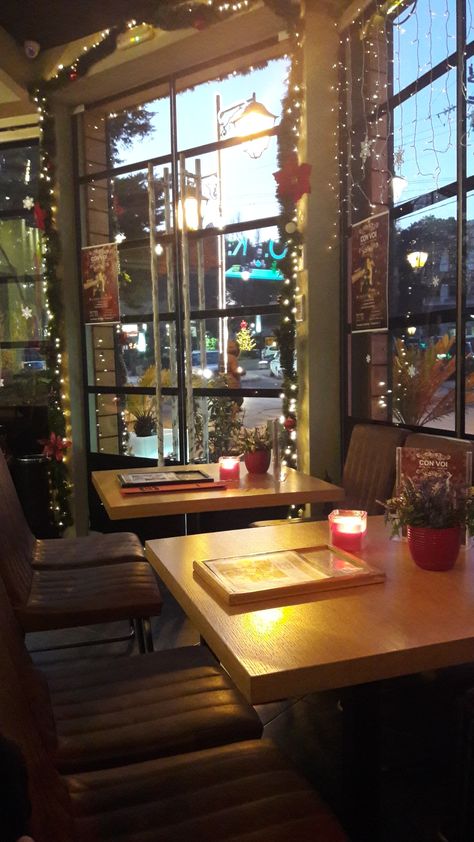 Christmas coffee shop Coffee Shop Winter Aesthetic, Snowy Coffee Shop, Winter Coffee Shop Aesthetic, Christmas Coffee Shop Decorations, Christmas Coffee Shop Aesthetic, Nyc Coffee Shop Aesthetic, Christmas Cafe Aesthetic, Coffee Shop Christmas Decorations Ideas, Cafe Christmas Decorations