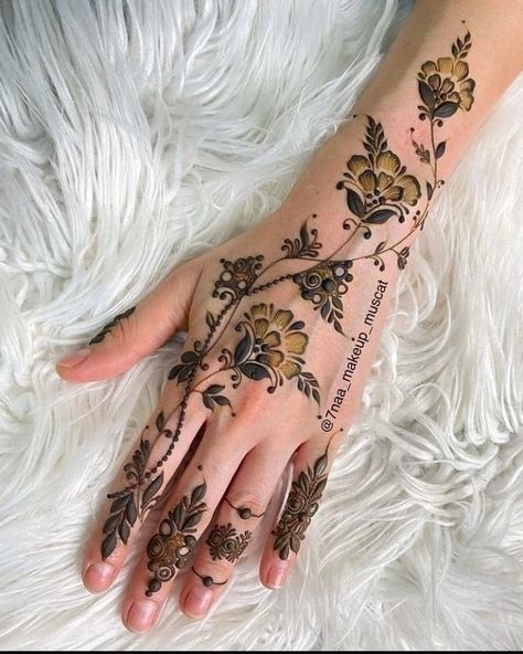 Henna Rose Designs, Delicate Henna Designs, Khaleeji Henna Designs, Mehndi Designs For Hands Arabic, Henna Fingers, Arabic Mehndi Designs For Hands, Mehndi Designs 2023, Mehndi Design Arabic, Henna Flower Designs