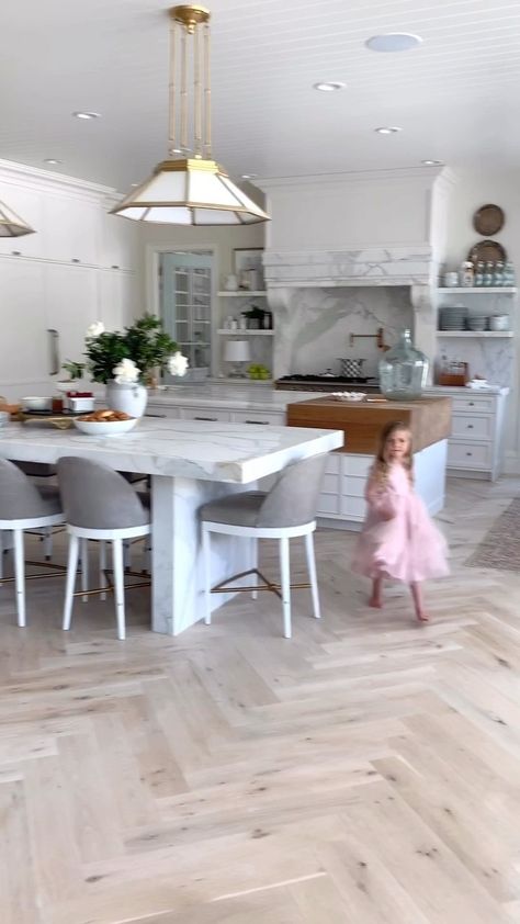 Rach Parcell (Pink Peonies) on Instagram: “#roomtour #interiordesign #kitchen #kitchendesign” Rachel Parcell Kitchen, Elegant Kitchen Design, Kitchen Tour, Rachel Parcell, Pink Peonies, Dinner Table, Peonies, The Kitchen, Kitchen Design