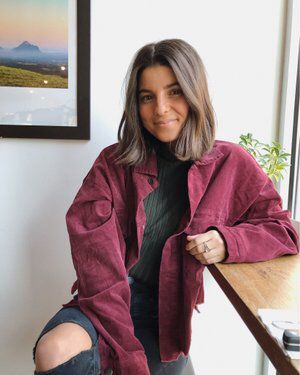 Viviane Audi, English Girls, Short Brown Hair, Winter Attire, Brown Hair Balayage, Outfits With Converse, Teenager Outfits, Wine Colored, Trucker Jacket