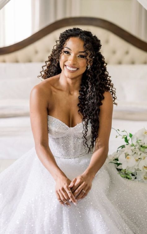 Curly Haired Bride, Wedding Natural Curly Hairstyles, Mixed Girl Wedding Hairstyles, Curly Bride Hairstyles, Curly Hair Wedding Styles Naturally, Natural Curly Hair Hairstyles, Curly Hairstyles For Wedding, Curly Hair Bride, Curly Bridal Hair