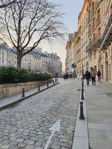 Paris Roads, Summer Abroad, Parisian Summer, Beautiful Paris, Parisian Life, Living In Paris, Paris Street, Paris Travel, Travel Goals