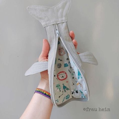 pencil case "whale" – Tutorial with pattern Pencil Case Pattern, Toothbrush Case, Sewing Instructions, Denim Crafts, Woven Fabrics, Sewing Class, Upcycle Projects, Glue Sticks, Swallows