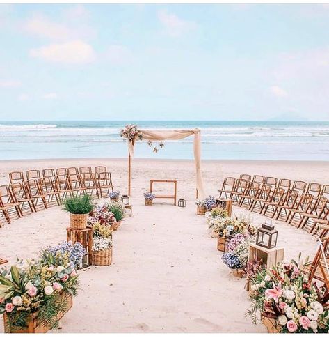 Casamentos Por Marília Zuim on Instagram: “Bem pé na areia! . . Por @mariaorlovadecor #casamento #wedding #noiva #bride #decoração #decoraçãodecasamento #noivas #casarnapraia…” Neutral Wedding Favors, Personalized Chocolate Wedding Favors, Wedding Reception Guest, Destination Wedding Decor, Beach Proposal, Boho Beach Wedding, Blue Wedding Flowers, Beach Wedding Decorations, Beach Wedding Favors