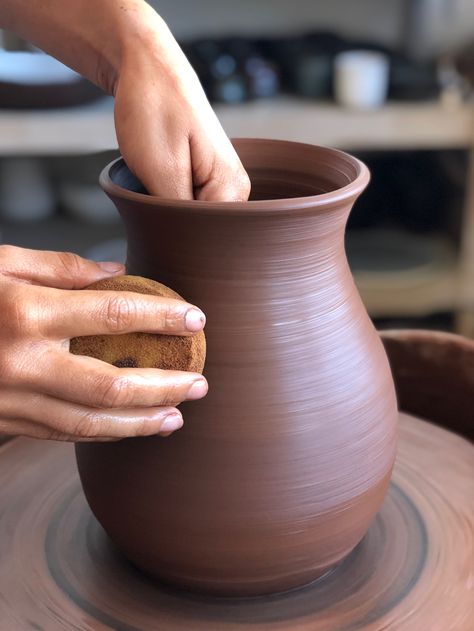 Wheel Throwing Aesthetic, Wheel Spun Pottery, Wheel Thrown Vases, Pottery Photography, Pottery Aesthetic, Terracotta Pottery, Pottery Makers, Sculpture Art Clay, Advanced Ceramics