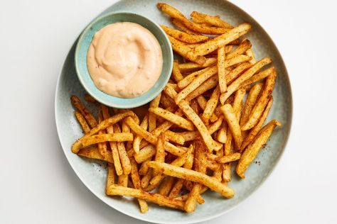 Spiced-Up Shoestring Fries Chipotle Mayonnaise Recipe, Mushroom Sliders, Shoestring Fries, Perfect Potatoes, Oven Baked Fries, Homemade Fries, Eating Better, Hot Sandwich, Baked Fries