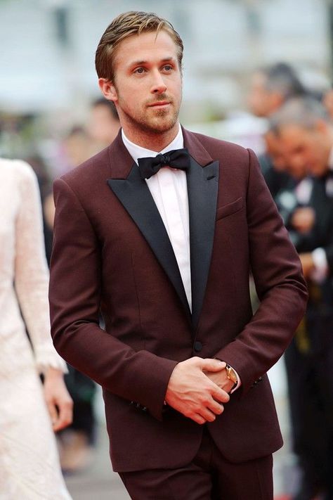 How to Wear Red Suits the Right Way, 18 Best Celebrity Looks - MensUSA Reviews Tuxedo Styles, Mens Tuxedo, Teacher Motivation, Girls Teacher, Tie Vest, Burgundy Tuxedo, Райан Гослинг, Burgundy Suit, Business Suits