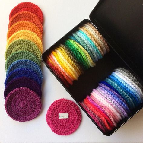 photo by @stitchedupcraft on Instagram. If you like working with yarn, you must have seen mini skeins available in online shops or on manufacturers’ websites. If you want to see the yarn ‘in action’, you can go for simple shape, such as flat circle, square, hexagon, or whatever you come up with. This way you have bigger sample on which the color is much more visible and natural-looking. #freecrochetpattern #crochetpattern #miniskein #miniskeins #miniyarnskeins #colourpack Crochet Swatches, Mini Skein Projects, What To Crochet, Leftover Yarn, Crochet Baby Blanket Free Pattern, Rainbow Blanket, Yarn Storage, Yarn Skein, Mini Skein